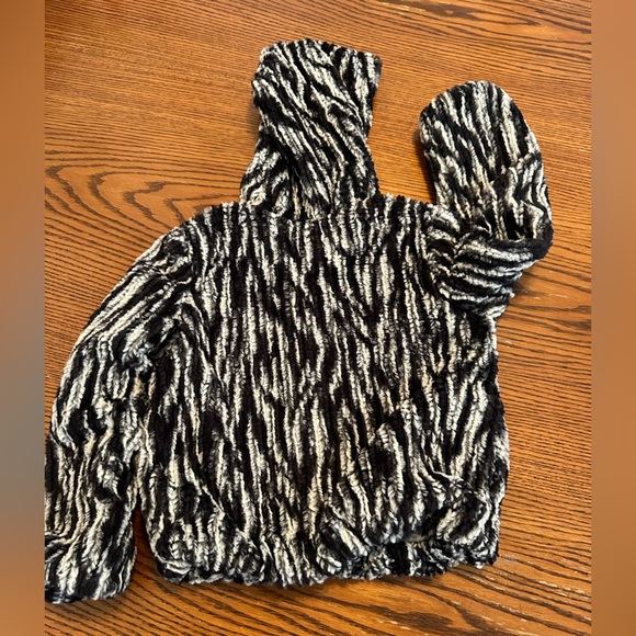 Black and white jacket - Picture 3 of 4